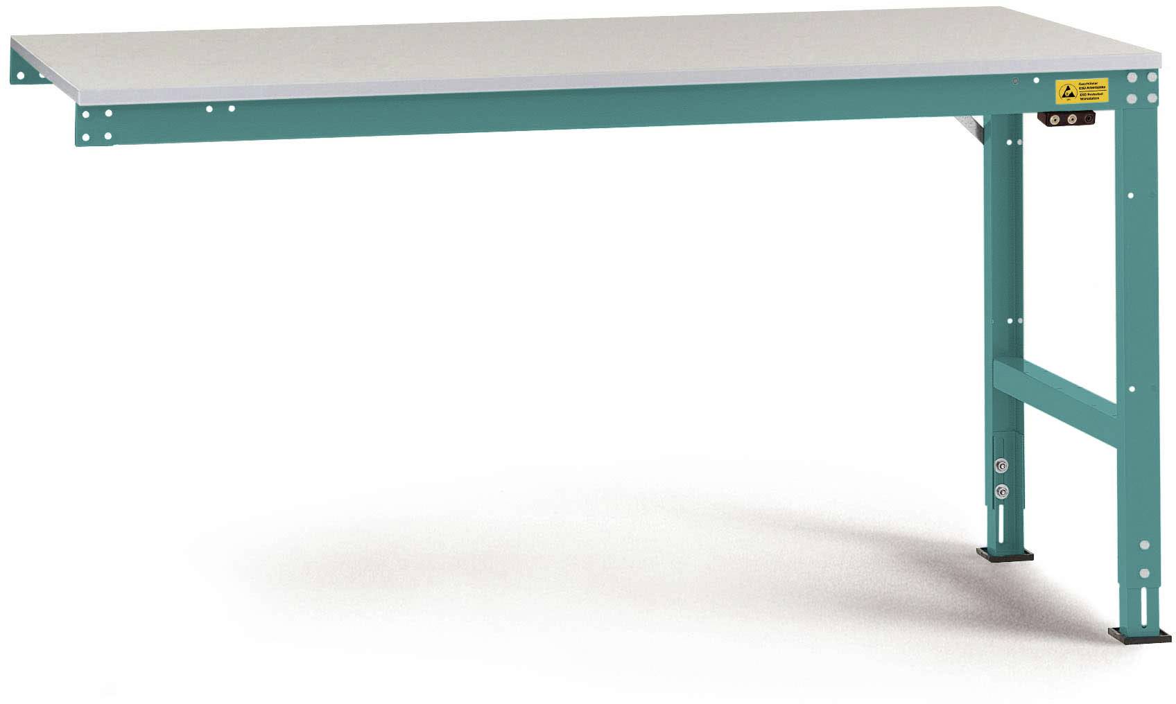 Une table rectangulaire avec des pieds turquoise et un plateau blanc. La table présente un look industriel et épuré.