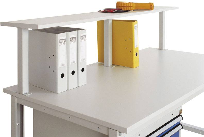 Bureau avec surface de rangement, classeurs et outils. Trois classeurs, deux blancs, un jaune, sur une étagère surélevée. Outils à côté.