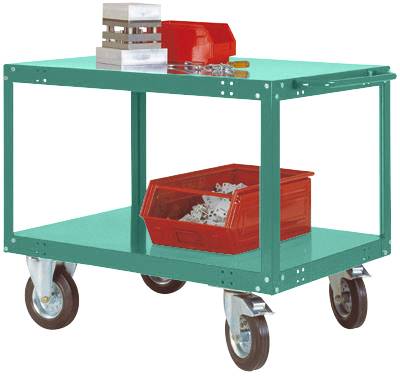 Chariot d'atelier mobile vert avec quatre roues. Un boîtier à outils rouge et des pièces métalliques sont posés sur le dessus ; en bas, une boîte contenant de petites pièces.