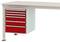 Une table de travail blanche avec un meuble à tiroirs rouge sur le côté gauche, contenant cinq tiroirs.