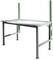 Une table de travail robuste avec un cadre en métal et deux supports verts plus hauts à l'arrière, adaptée à une utilisation en atelier.