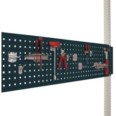 Panneau à outils avec crochets et supports sur lesquels sont soigneusement accrochés des tournevis, des pinces et un marteau.