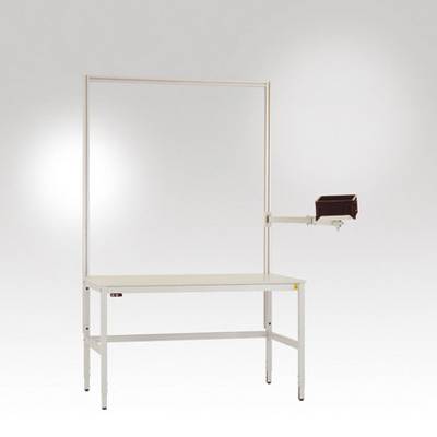 Un support métallique blanc et vide, avec un support sur le côté droit, présente un affichage d'exposition neutre sans autres détails.