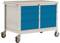 Un chariot d'atelier mobile avec une peinture bleue et blanche, quatre tiroirs et des roulettes. Idéal pour les outils et les matériaux portables.