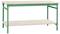 Une table rectangulaire avec un cadre en métal vert et un plateau de travail blanc, équipée d'une étagère inférieure pour le rangement.
