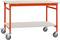 Une table mobile avec un châssis en métal rouge et deux surfaces de rangement claires. Quatre roulettes permettent un déplacement facile.
