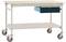 Une table de travail mobile avec un tiroir sous le plateau et une surface de rangement inférieure. Idéale pour des environnements de travail flexibles.