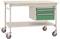 Chariot d'atelier blanc avec plan de travail, tiroirs verts et roulettes. Rangement idéal pour les outils dans un environnement d'atelier.