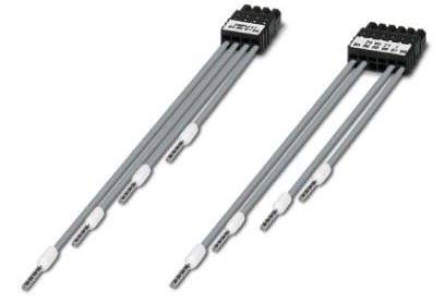 Deux connecteurs électroniques gris, chacun équipé de quatre câbles et de connecteurs, adaptés aux connexions de données ou d'alimentation électrique.