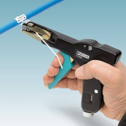 Une main tient un outil pour fixer une étiquette sur un câble bleu. L'étiquette porte l'inscription 'RS200'.