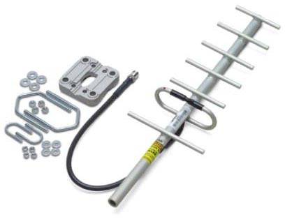Antenne à plusieurs éléments, câble et matériel de montage. Adaptée aux applications techniques ou à l'amplification de signal.