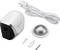 Une caméra de surveillance blanche avec accessoires : câble USB, support magnétique, chevilles, vis et outil pour carte SIM.