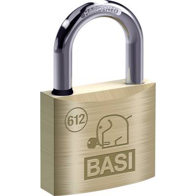 Un cadenas en laiton de la marque BASI portant le numéro 612. L'anse est marquée « HARDENED ».