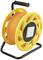 Une bobine de câble jaune avec un long câble orange, montée sur un support métallique noir.