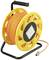 Une bobine jaune de câble avec un câble réseau orange enroulé et un connecteur RJ45 est montée sur un support noir.