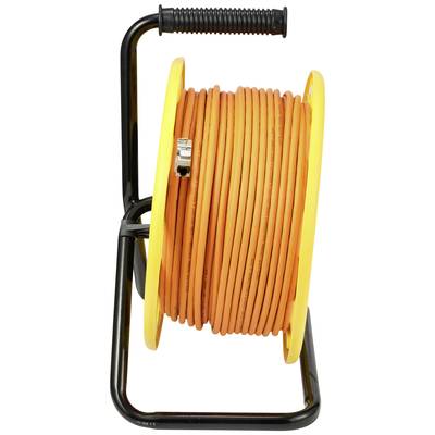 Une bobine de câble jaune avec un long câble orange, montée sur un support métallique noir, prête à être utilisée.