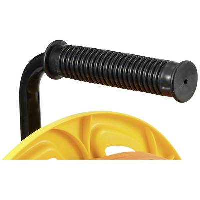 Poignée noire sur un support jaune de tuyau d'arrosage, utilisé pour ranger les tuyaux de jardin.