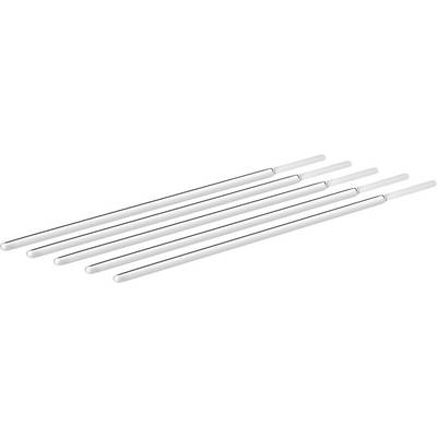 Six tiges ou tubes métalliques disposés en léger éventail, présentés en diagonale sur un fond blanc.