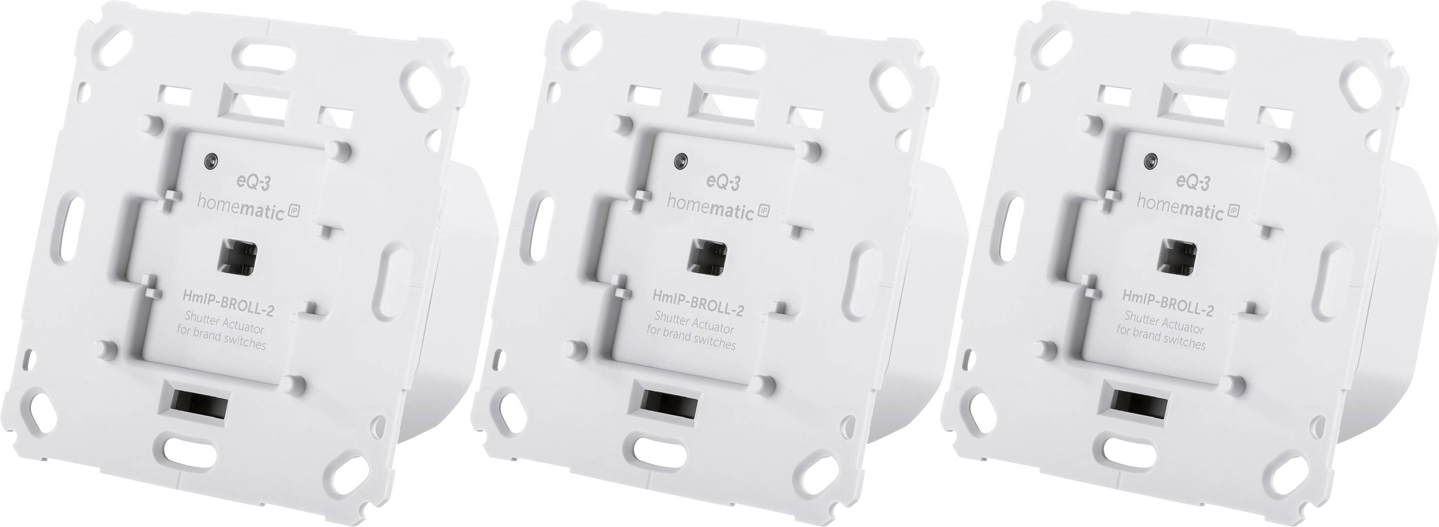 Trois interrupteurs électriques muraux blancs au design carré, alignés devant un fond neutre.