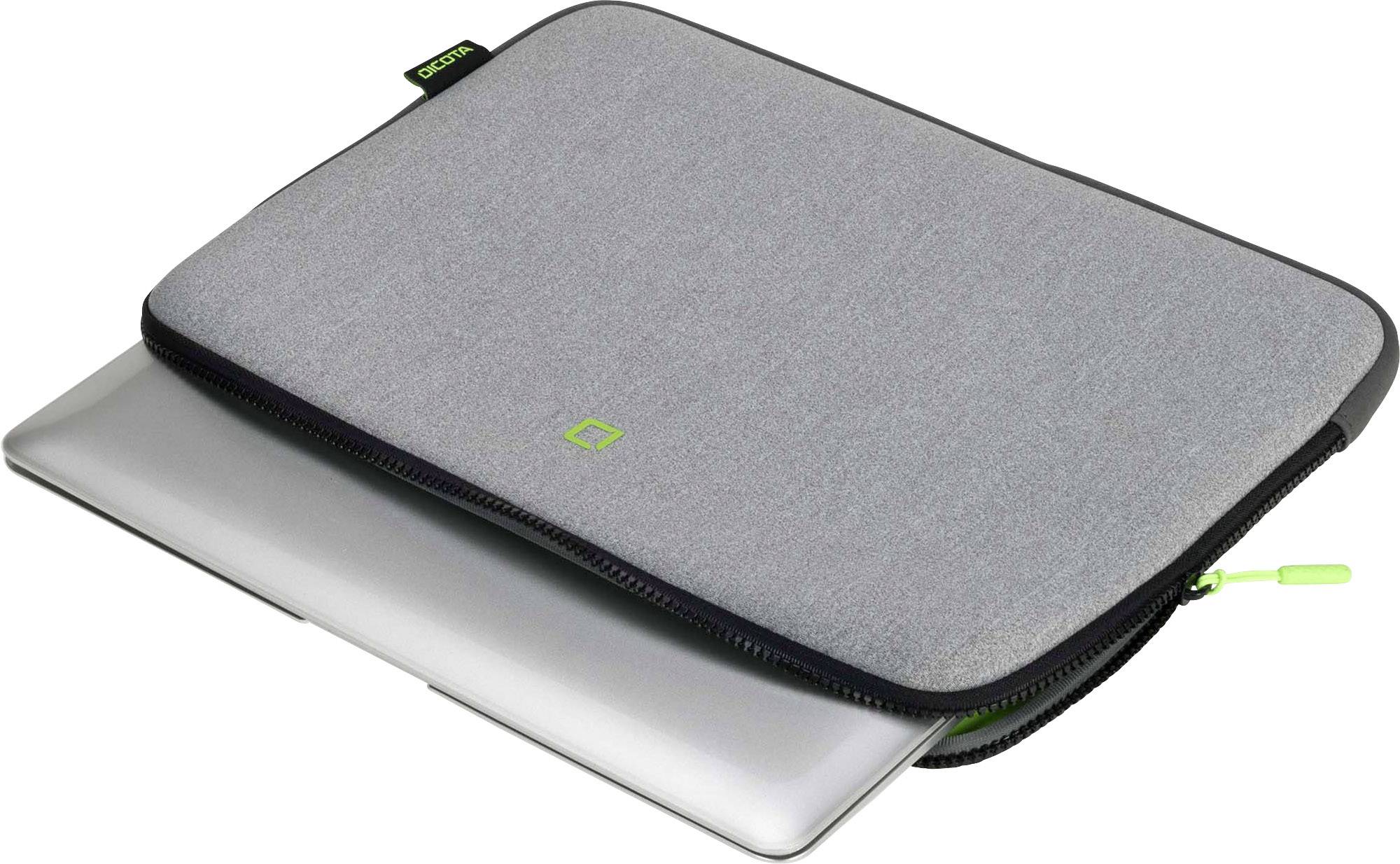 'Housse de portable grise avec fermeture éclair et doublure intérieure verte, partiellement ouverte, avec un ordinateur portable argenté dépassant partiellement.'