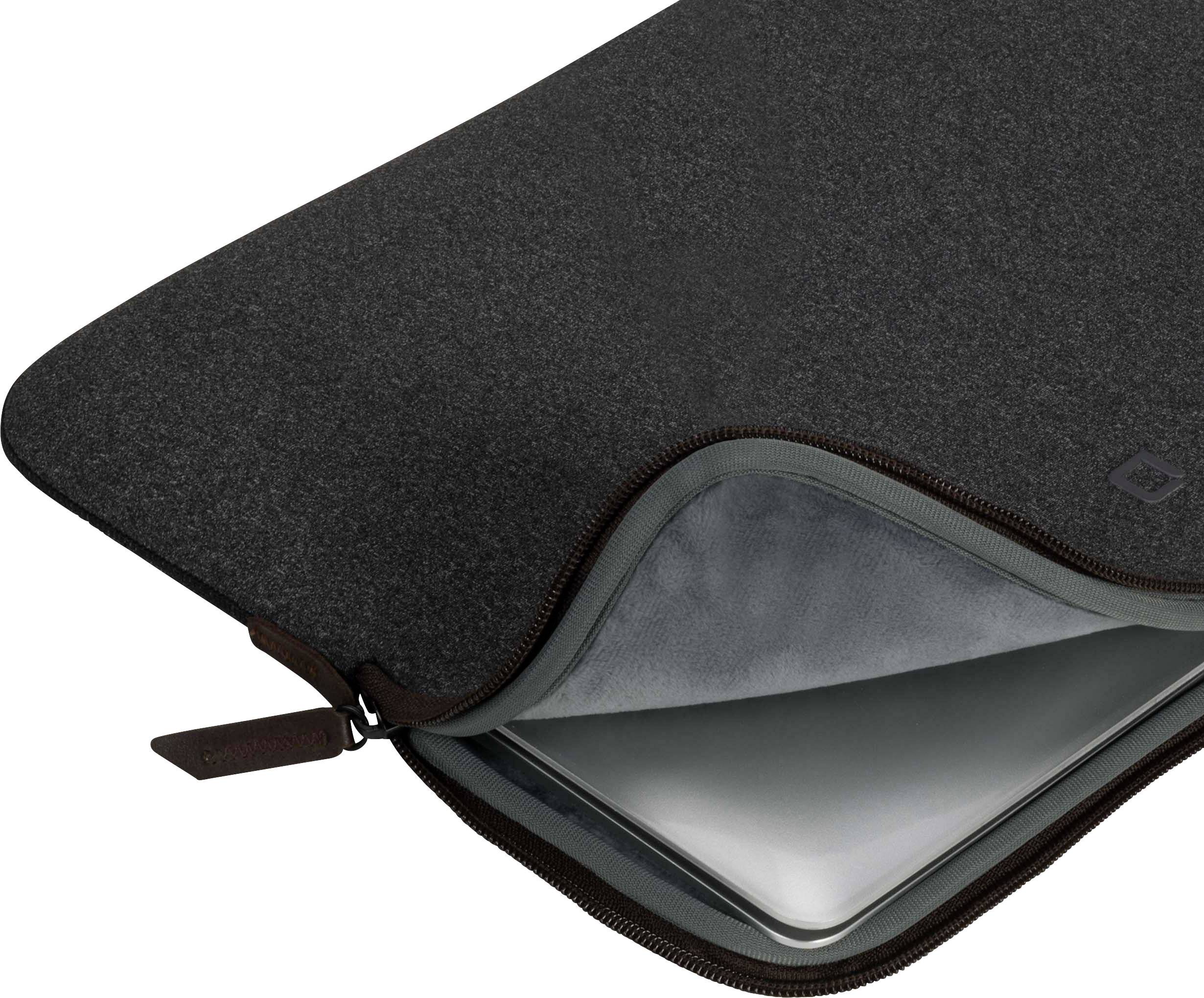 Un sac pour ordinateur portable noir en tissu avec fermeture éclair, légèrement ouvert. Un ordinateur portable est partiellement visible à l'intérieur.