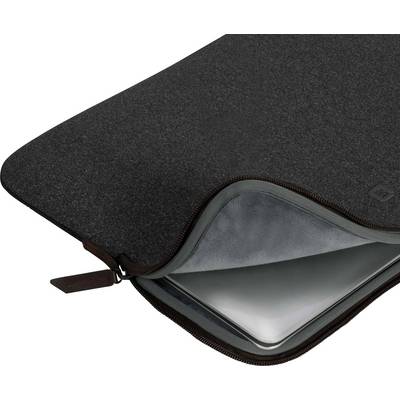 Un sac pour ordinateur portable noir en tissu avec fermeture éclair, légèrement ouvert. Un ordinateur portable est partiellement visible à l'intérieur.