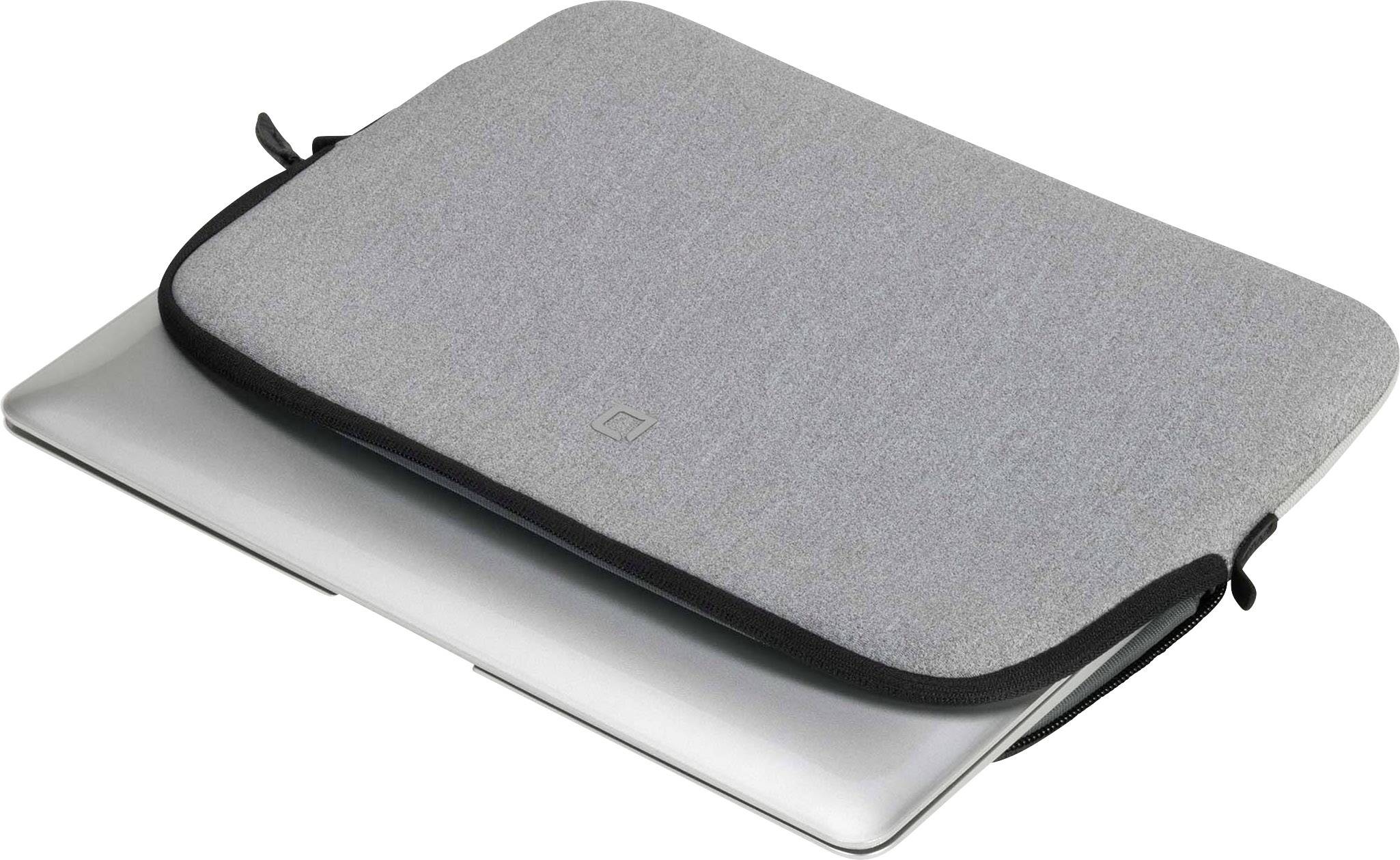 Un étui de protection gris en tissu pour ordinateur portable, légèrement ouvert, avec un ordinateur portable argenté partiellement glissé à l'intérieur.