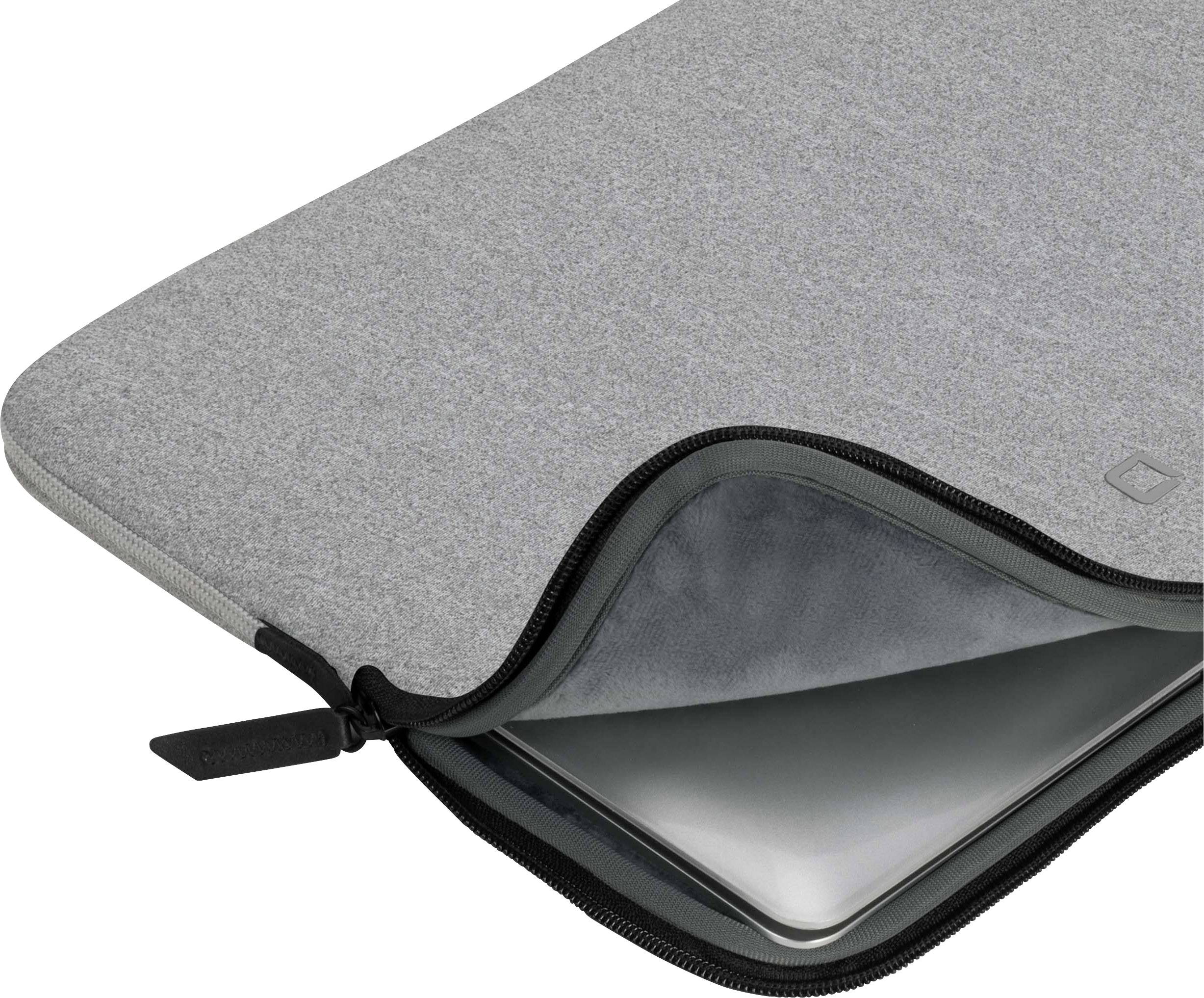Une enveloppe grise avec une fermeture éclair, partiellement ouverte, laisse entrevoir un ordinateur portable.