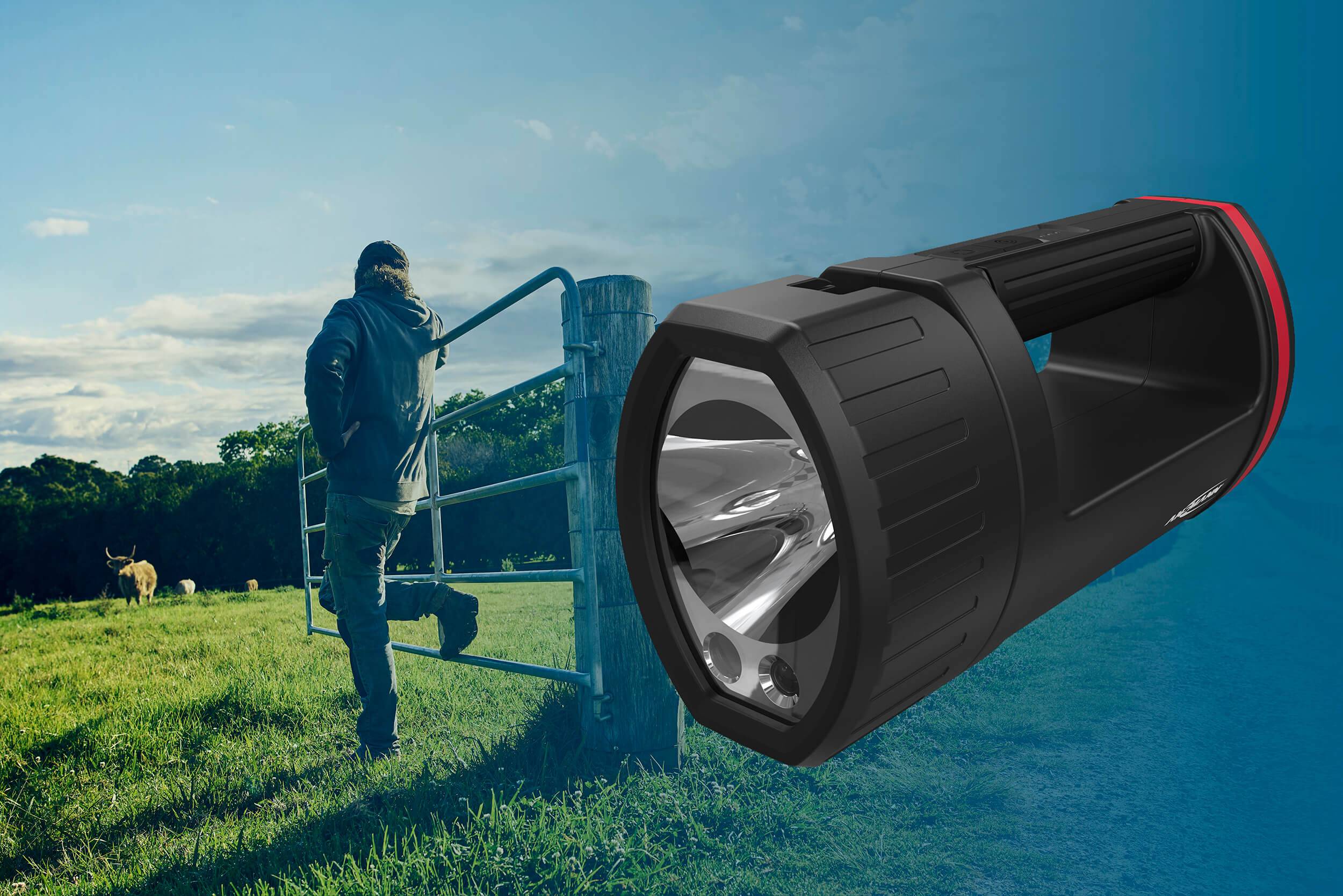 Un homme ouvre un portail de pâturage dans un champ, tandis qu'une grande lampe de poche domine le premier plan. Un cerf est visible à gauche en arrière-plan.