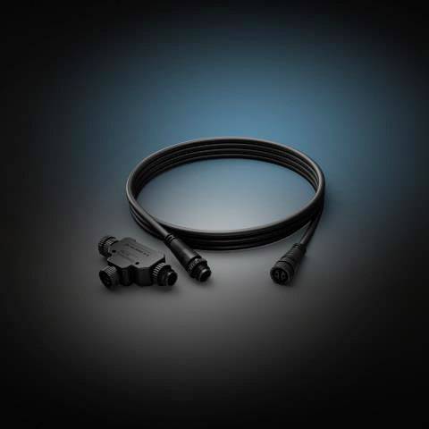 Câble noir avec plusieurs connecteurs sur un fond sombre ; adapté pour les connexions d'appareils électroniques.