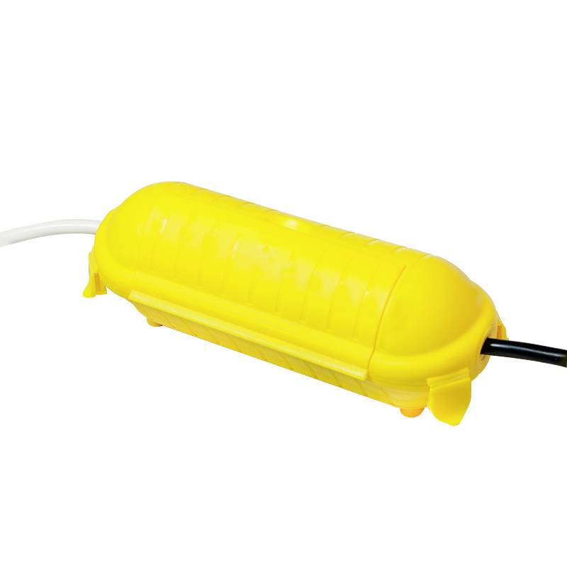 Un boîtier de protection de câble jaune avec un raccordement de câble des deux côtés, conçu pour protéger les connexions électriques en extérieur.