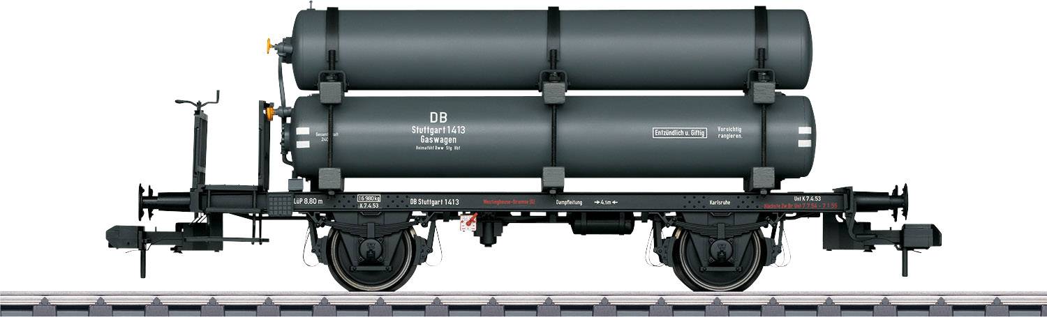 Un wagon de marchandises de la DB pour le transport de deux grands réservoirs cylindriques de gaz sur des rails. Les réservoirs sont gris foncé.