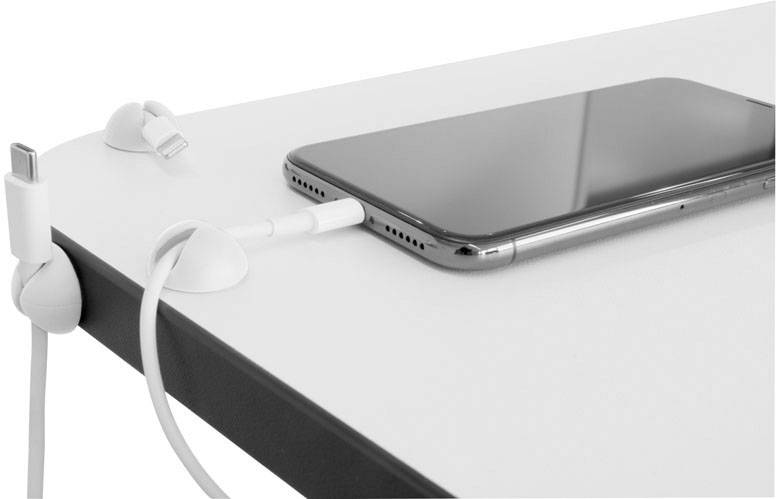 Smartphone sur une table blanche, avec des câbles guidés par des attache-câbles.