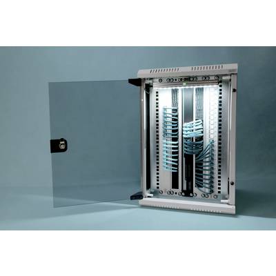 'Armoire serveur ouverte avec des câbles réseau bleus soigneusement disposés, connectés à des panneaux de brassage, sur fond bleu.'