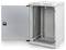 Un armoire réseau murale ouverte en métal gris, avec des fentes de ventilation en partie supérieure, présenté de face.