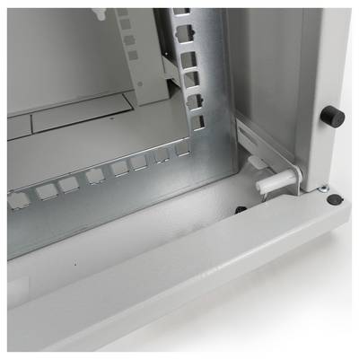Un placard métallique gris avec une porte légèrement entrouverte. Des montants intérieurs et des éléments de fixation sont visibles à l'intérieur.