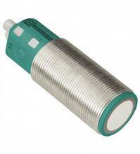 Un capteur de proximité cylindrique avec un boîtier argenté et une extrémité turquoise, adapté à la détection des métaux.