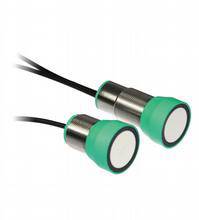 Deux capteurs cylindriques munis de capuchons verts et de câbles, probablement destinés à la mesure de distance dans des applications industrielles.