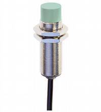 Capteur de proximité cylindrique fileté avec câble, boîtier métallique à tête verte, destiné à détecter des objets sans contact.
