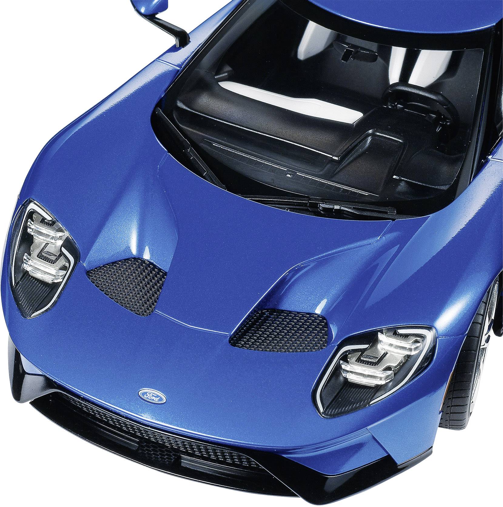 Vue aérienne d'une voiture de sport bleue, montrant les détails de la carrosserie et de l'aérodynamique.