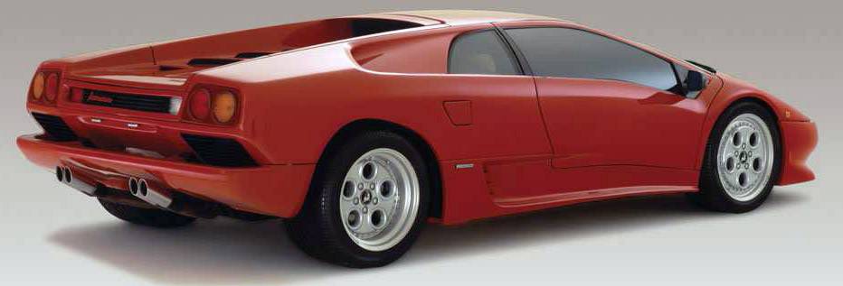 Voiture de sport rouge à la carrosserie aérodynamique et aux grandes jantes, vue de côté.