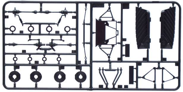 Un kit de maquette en plastique dans un cadre rectangulaire, contenant différentes pièces telles que des roues et des essieux, destiné à l'assemblage d'un véhicule.