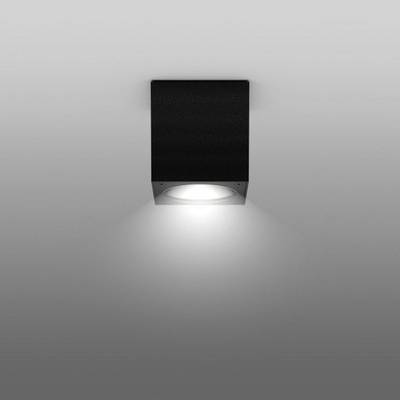 Un luminaire de plafond carré au design moderne diffuse une lumière douce vers le bas et éclaire uniformément la pièce.