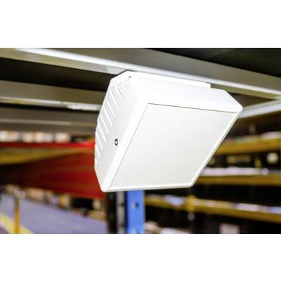 Un capteur de mouvement blanc est installé au plafond dans un local de stockage pour soutenir la détection de mouvement.