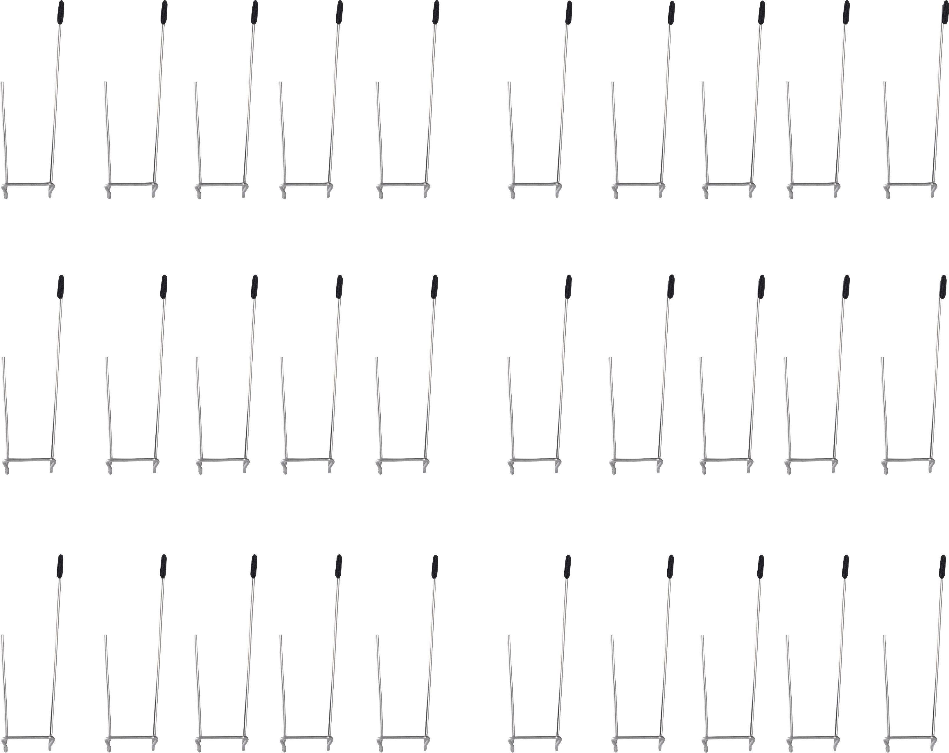 Plusieurs supports de microphone identiques sont disposés uniformément en rangées. Il n'y a aucun autre détail ou contexte reconnaissable.