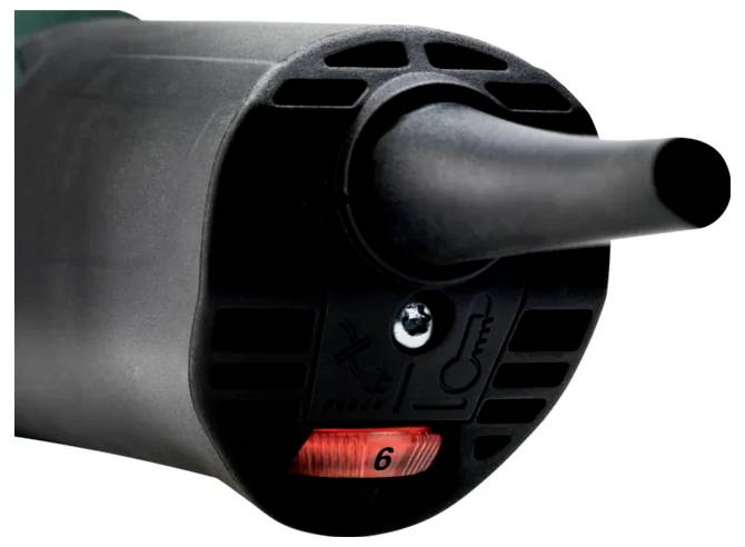 Gros plan d'un outil électrique noir avec une buse, présentant un cadran rouge réglé sur « 6 » pour l'ajustement de la vitesse ou de l'intensité.
