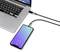 Un smartphone est connecté à un ordinateur portable via un câble USB. L'écran de l'ordinateur portable affiche un fond d'écran bleu.
