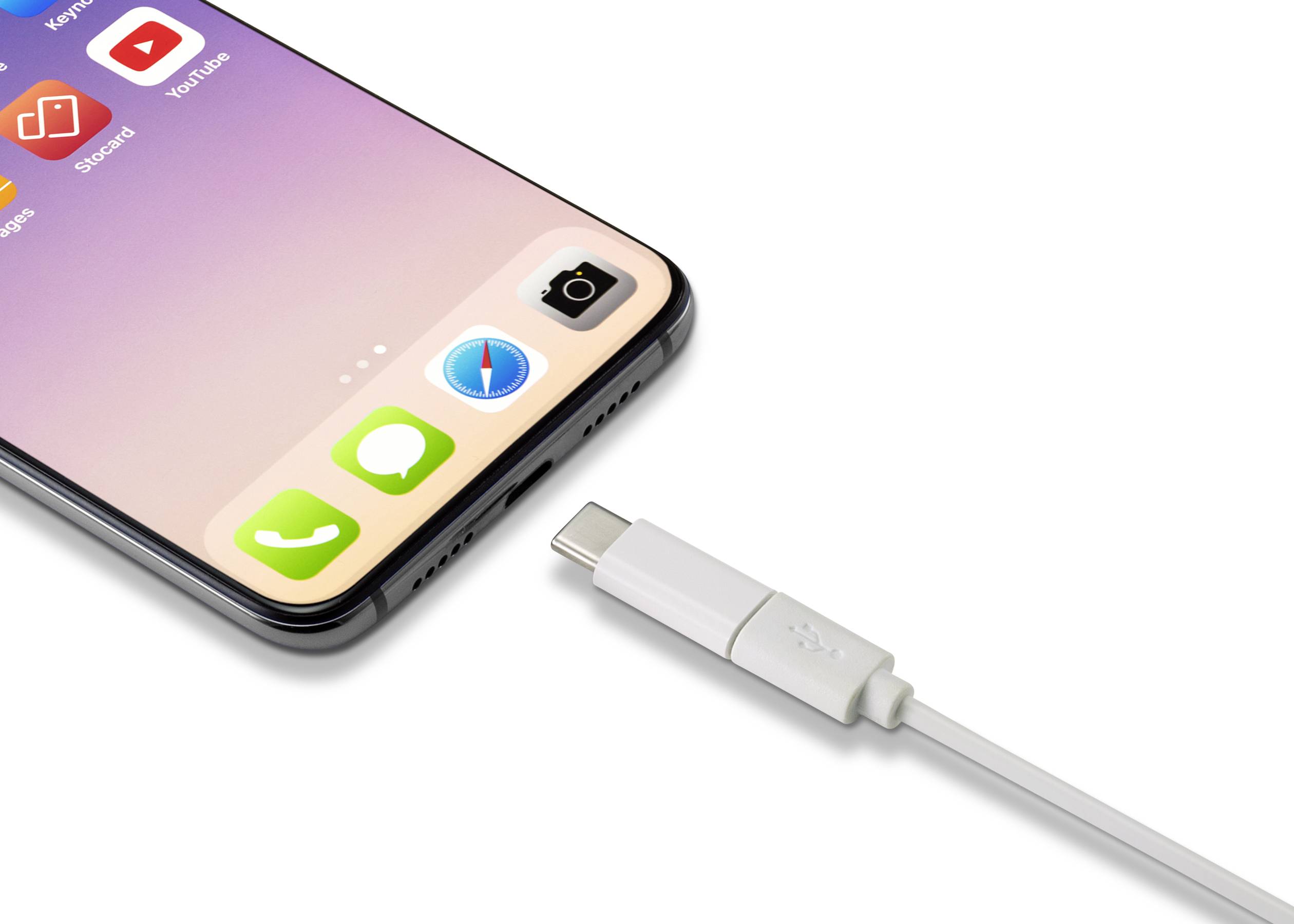 Un smartphone avec un câble de charge USB-C à côté, prêt à être branché. L'écran affiche différentes icônes d'applications colorées.