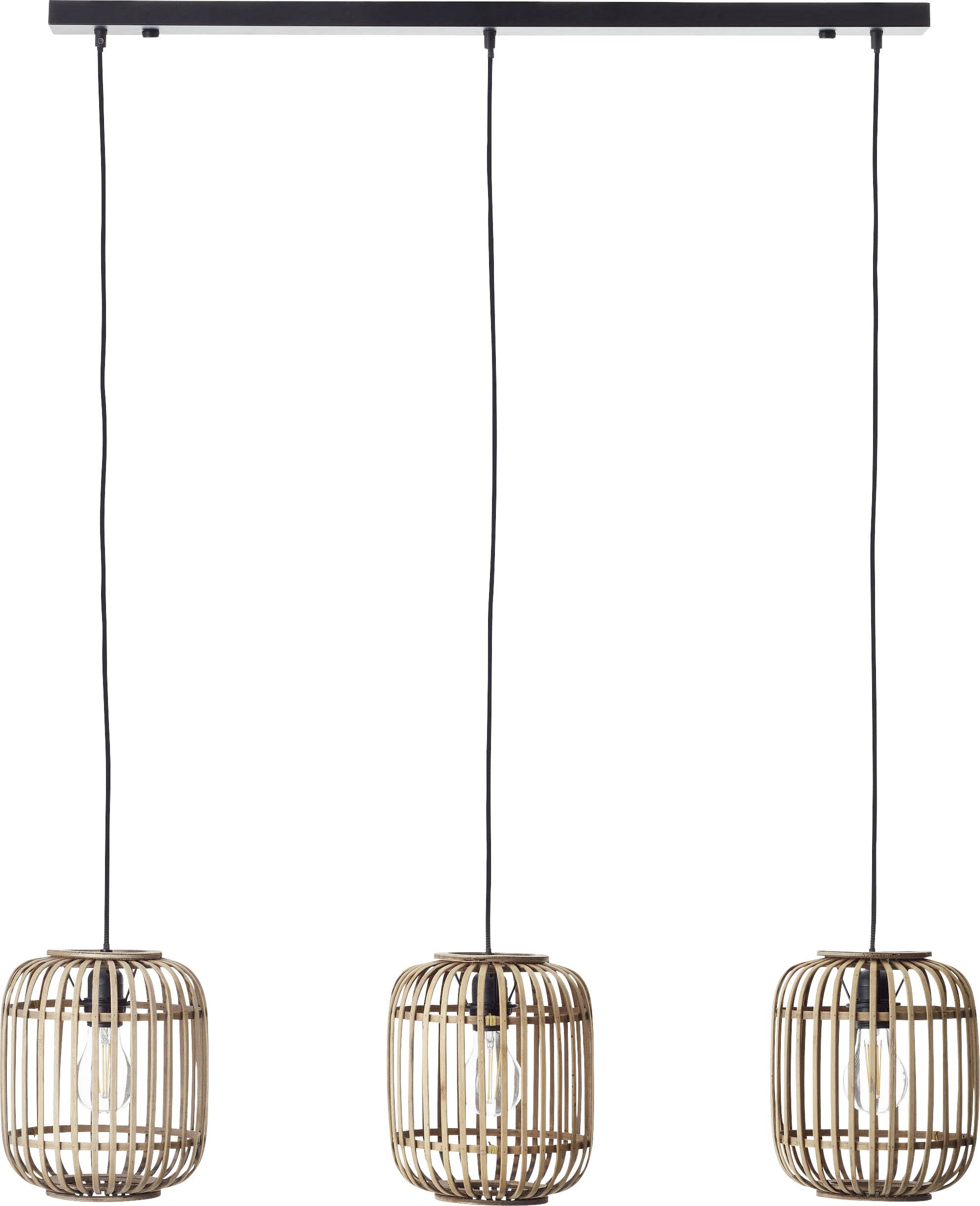 Trois lampes suspendues avec des abat-jour en rotin, descendant de câbles noirs fixés à une barre métallique.