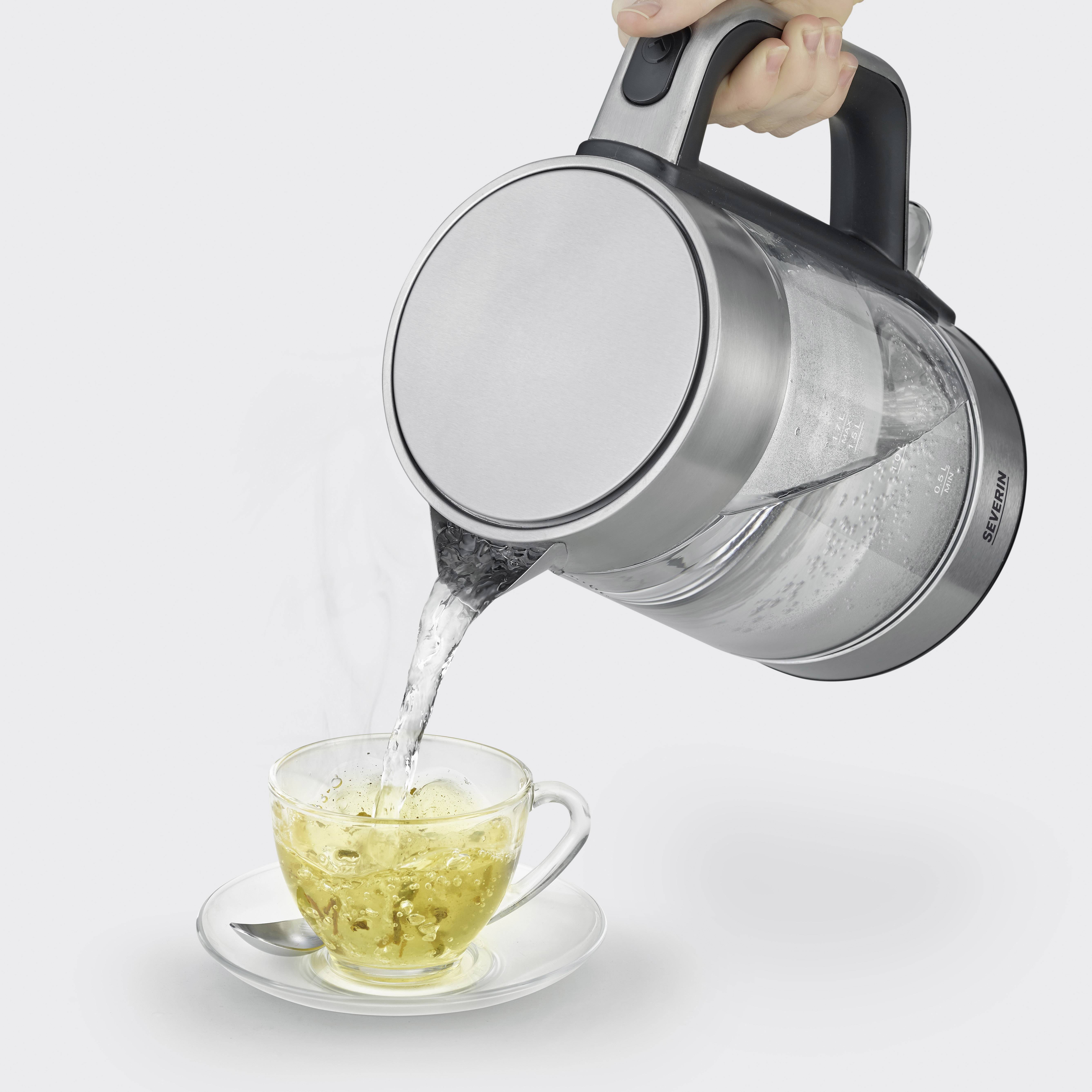 Une bouilloire verse de l'eau bouillante dans une tasse à thé avec soucoupe. Un sachet de thé s'y trouve et le thé est en train d'infuser.